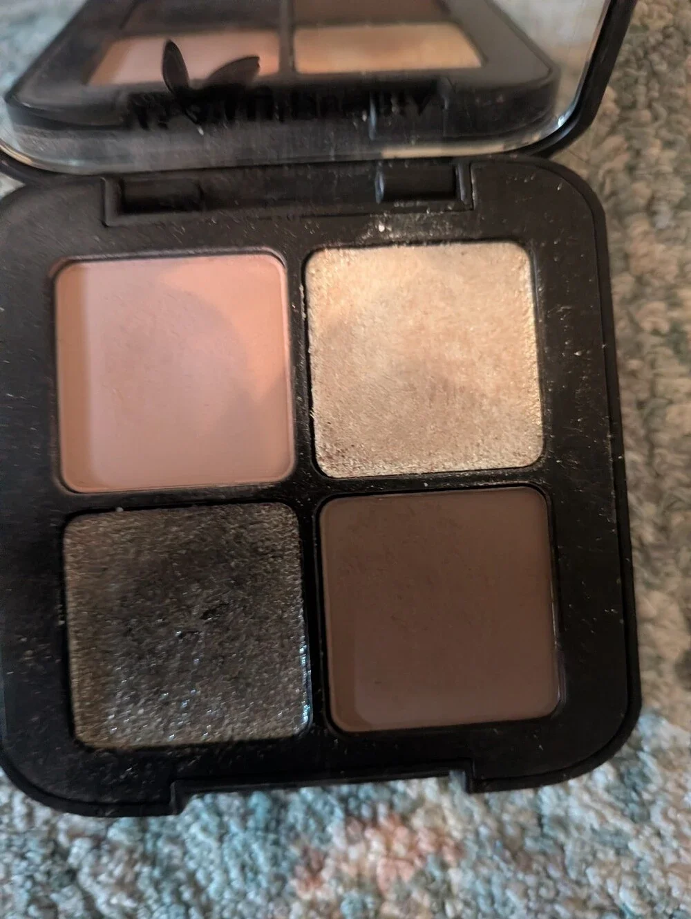 r.e.m. beauty Dangerous Woman Eyeshadow Quad